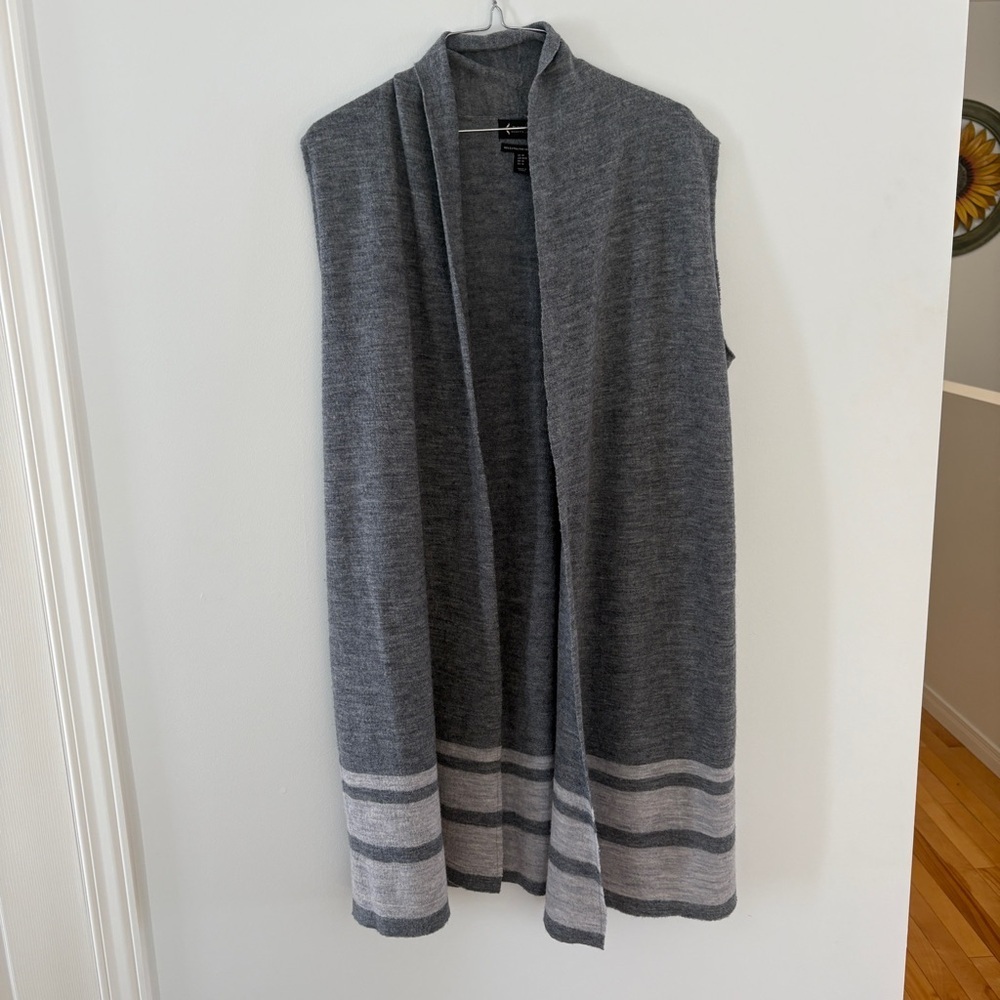 NANETTE by NANETTE LEPORE 100% extra fine merino wool vest shall open front grey